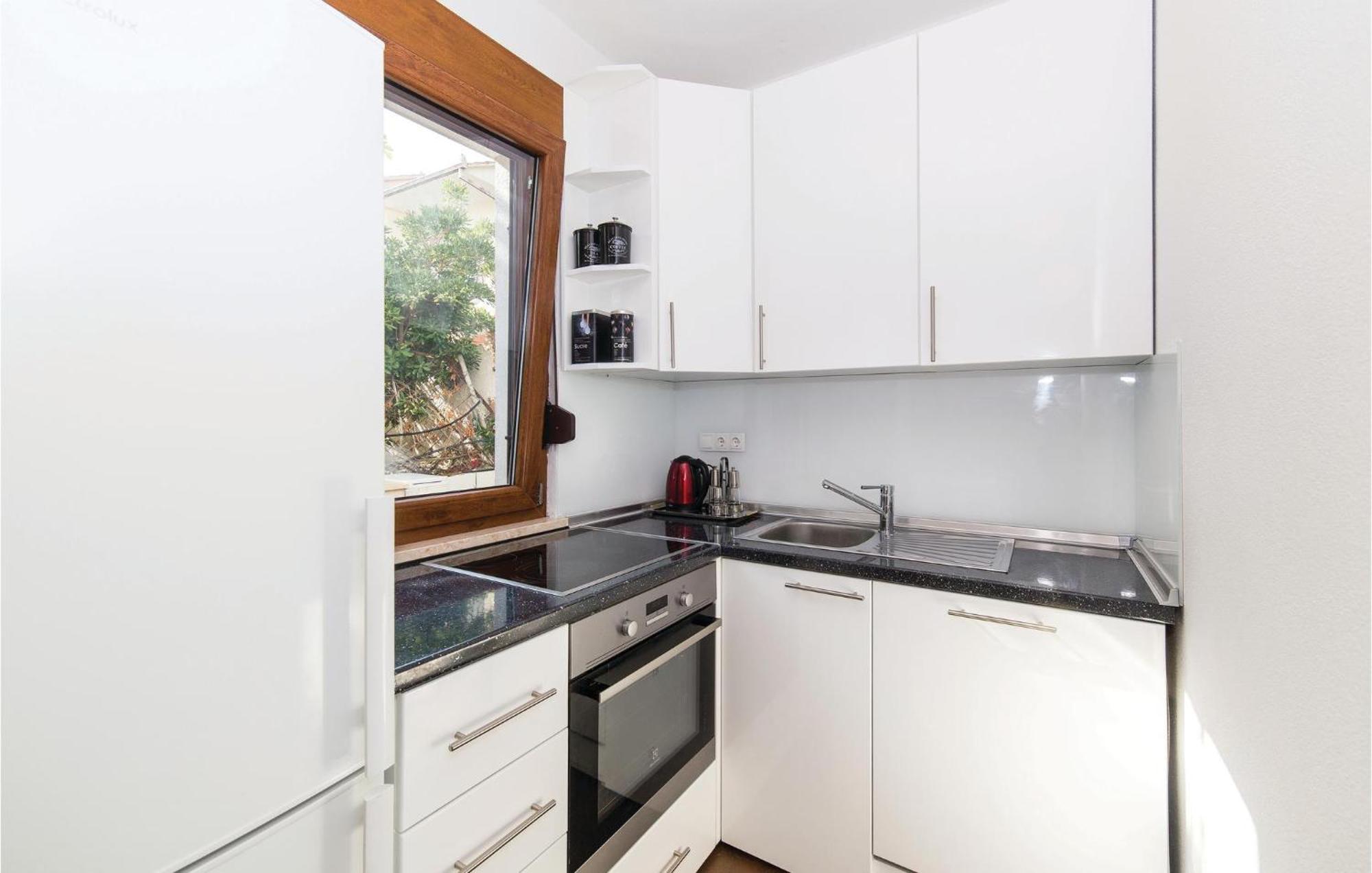 Kaštela Nice Home In Kastel Stafilic With Kitchen מראה חיצוני תמונה
