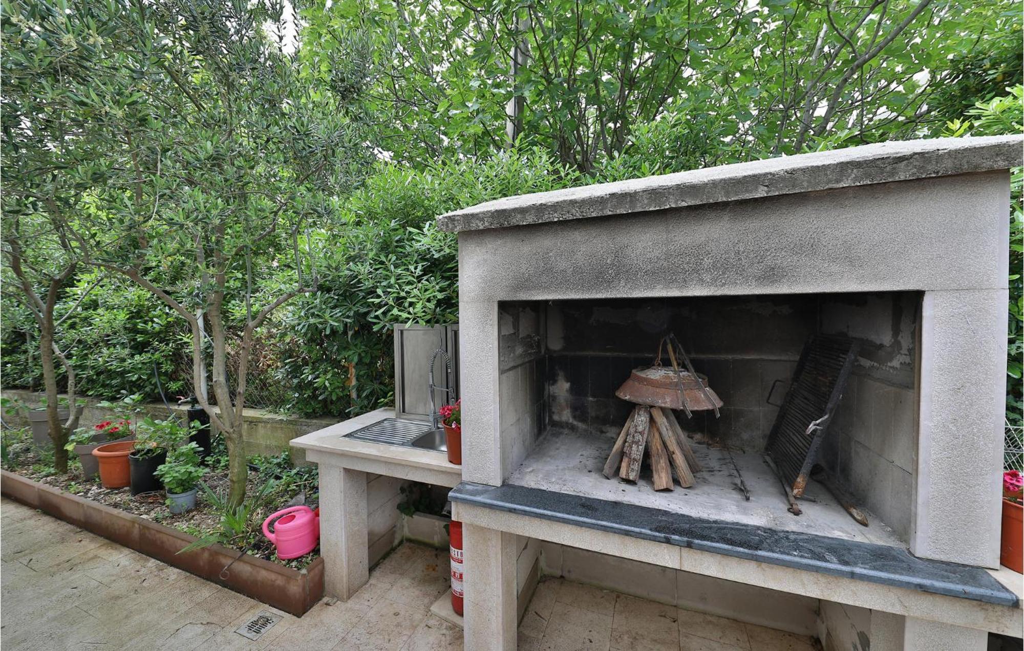 Kaštela Nice Home In Kastel Stafilic With Kitchen מראה חיצוני תמונה