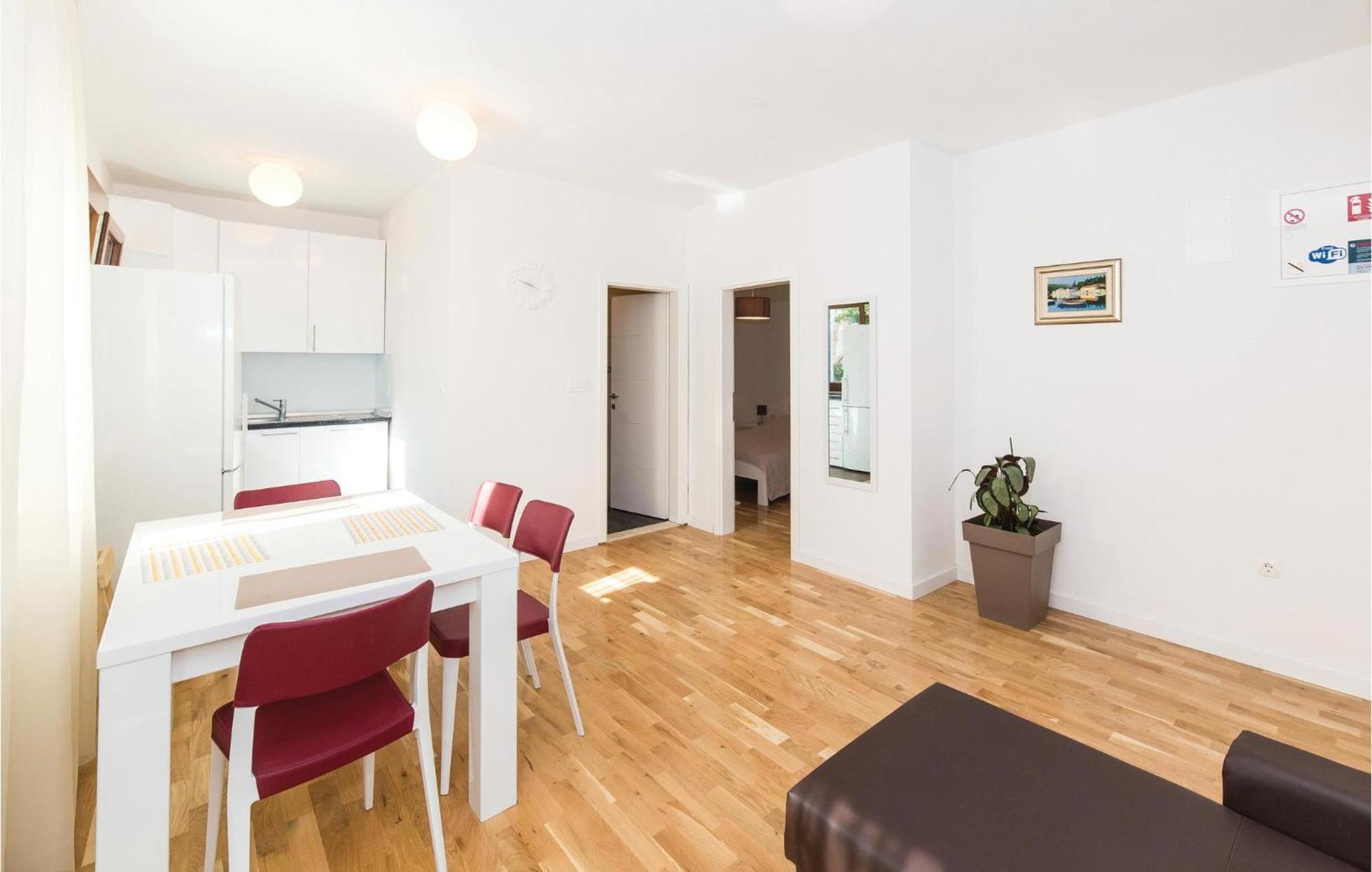 Kaštela Nice Home In Kastel Stafilic With Kitchen מראה חיצוני תמונה