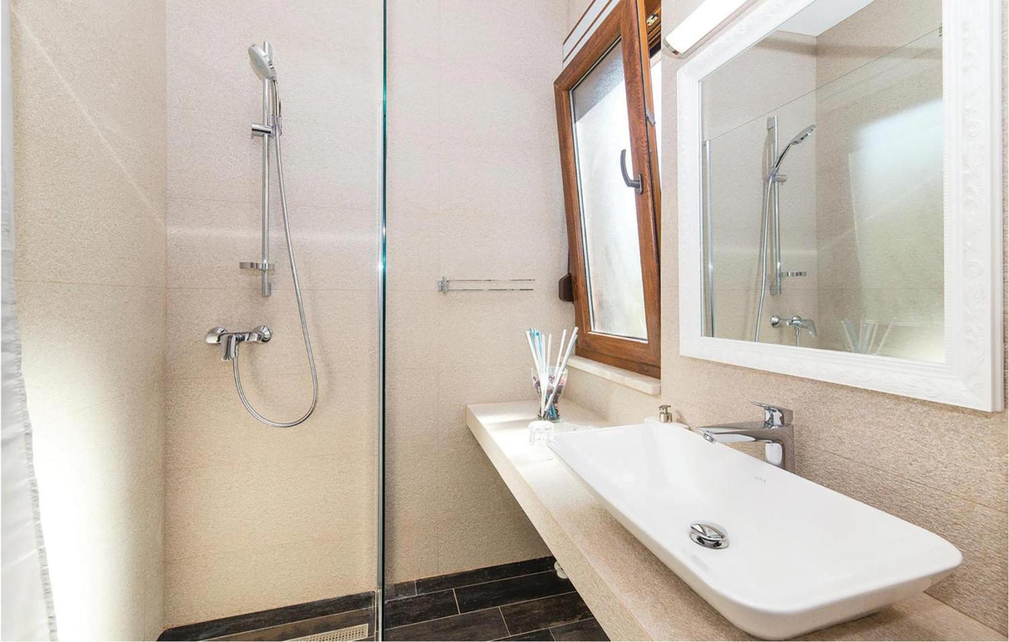 Kaštela Nice Home In Kastel Stafilic With Kitchen מראה חיצוני תמונה